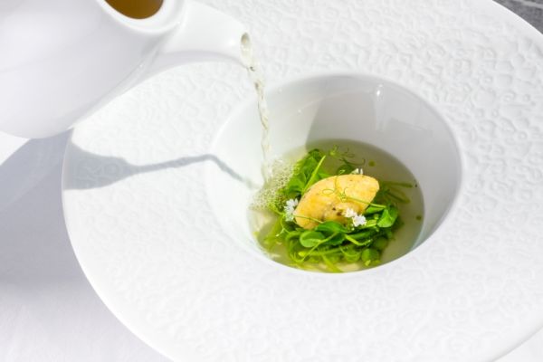 Zöldborsó-consommé petrezselyemmel és cukorborsóval