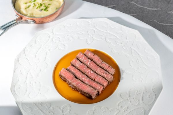 Wagyu bélszín szarvasgombás burgonyapürével és pecsenyelével