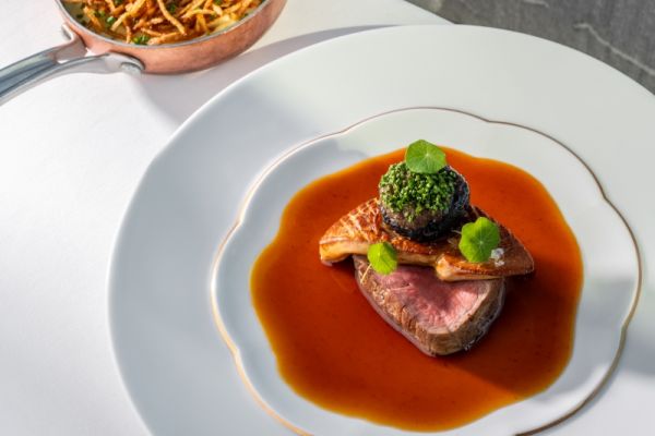 Bélszín steak grillezett kacsamájjal, töltött portobellóval és burgonyapürével